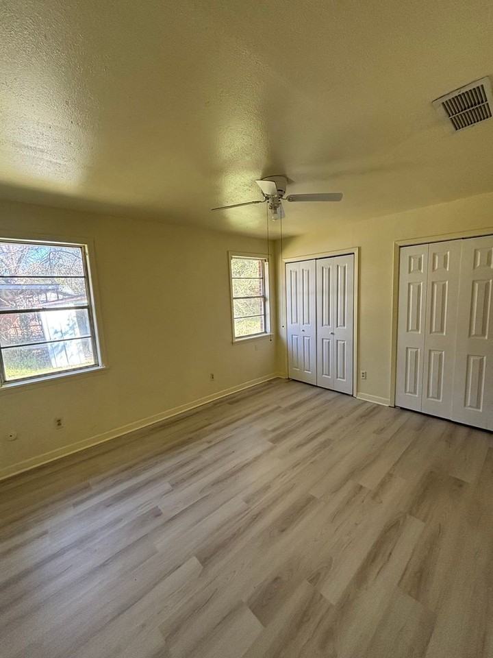 3942 Oakcrest St - Photo 7 of 11