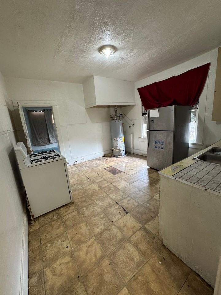 114 Egan St - Photo 4 of 7