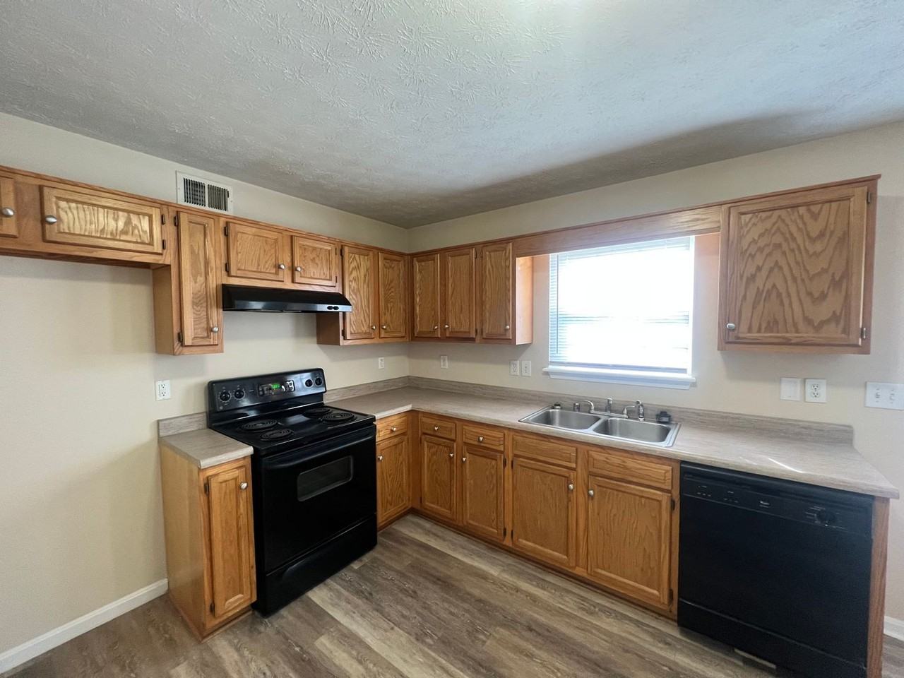 10603 Waycross Ave - Photo 3 of 14