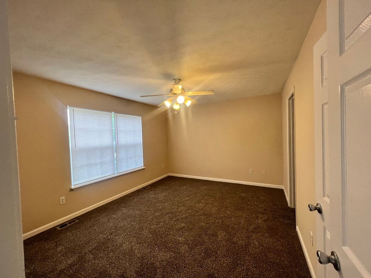 10603 Waycross Ave - Photo 6 of 14