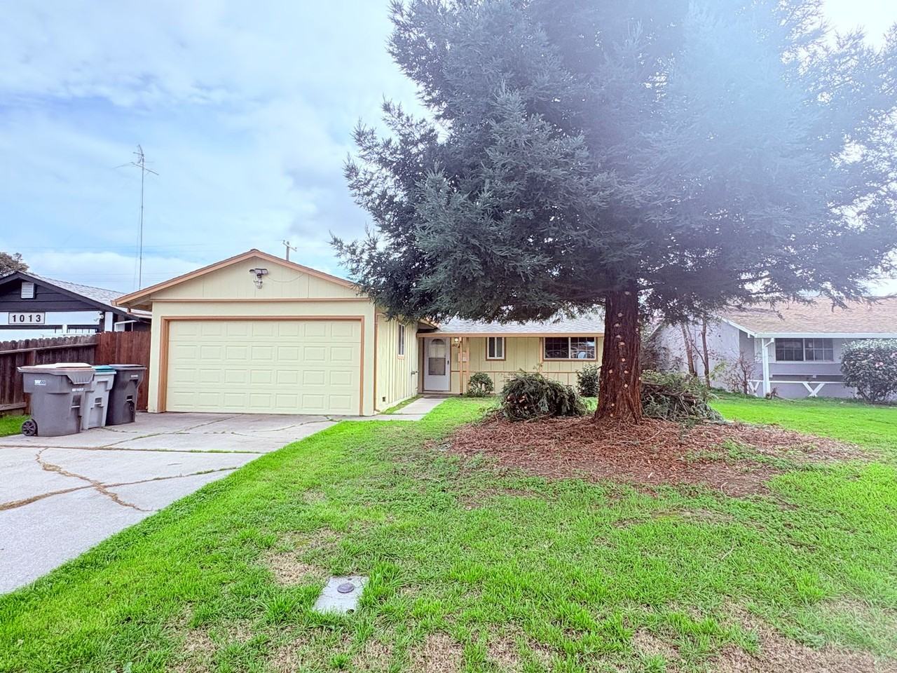 1017 Charles St - Photo 2 of 12