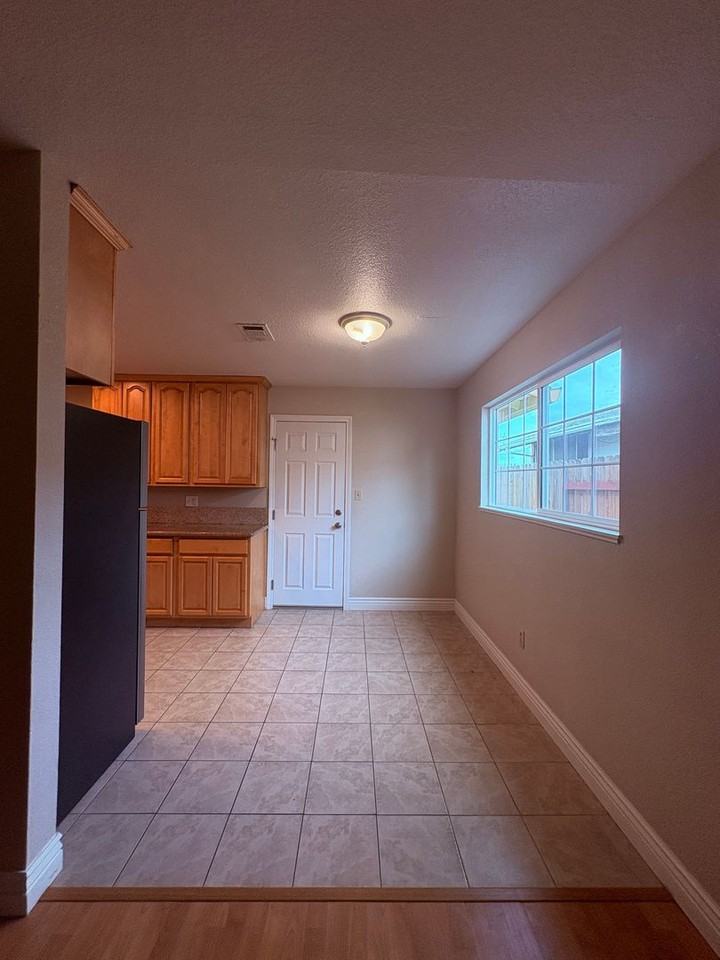 1017 Charles St - Photo 5 of 12