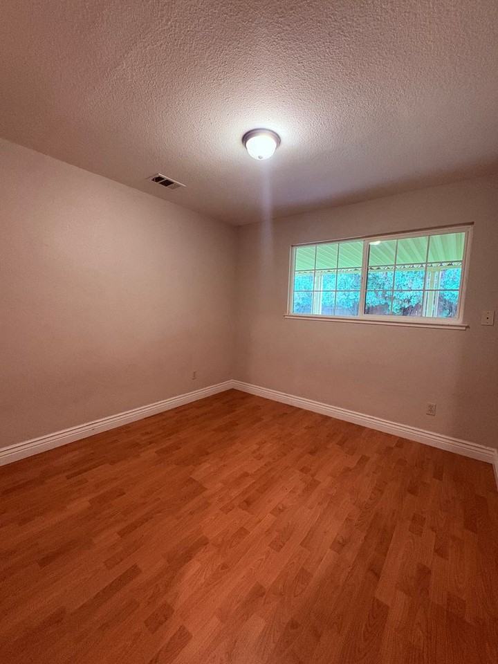 1017 Charles St - Photo 7 of 12