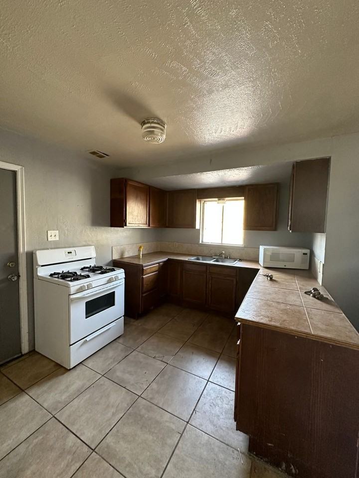 601 W Apache St - Photo 4 of 12