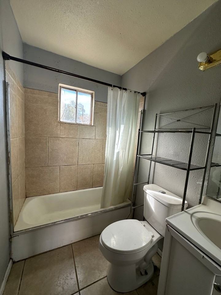 601 W Apache St - Photo 5 of 12