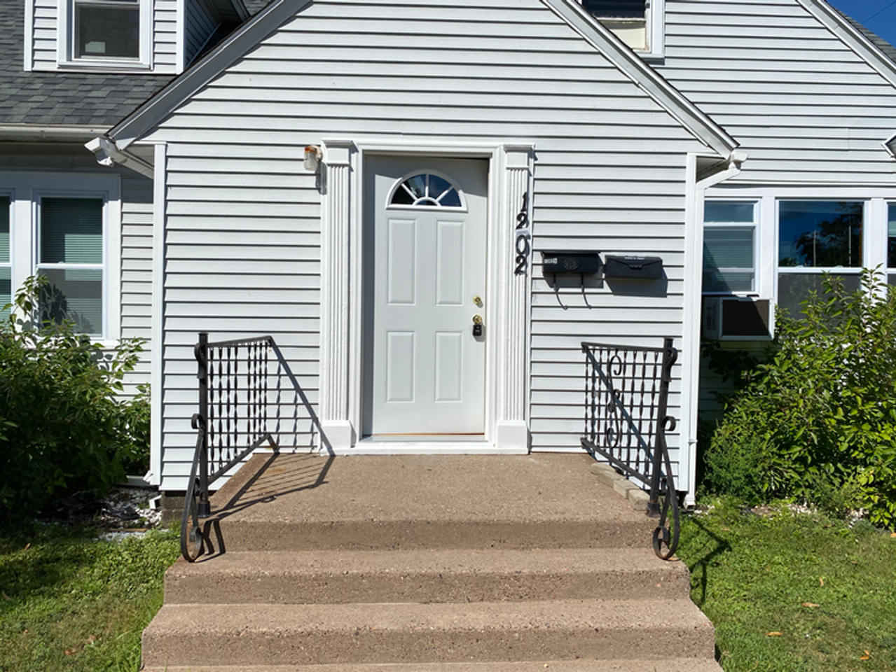 1202 S 11th Ave - Photo 2 of 10