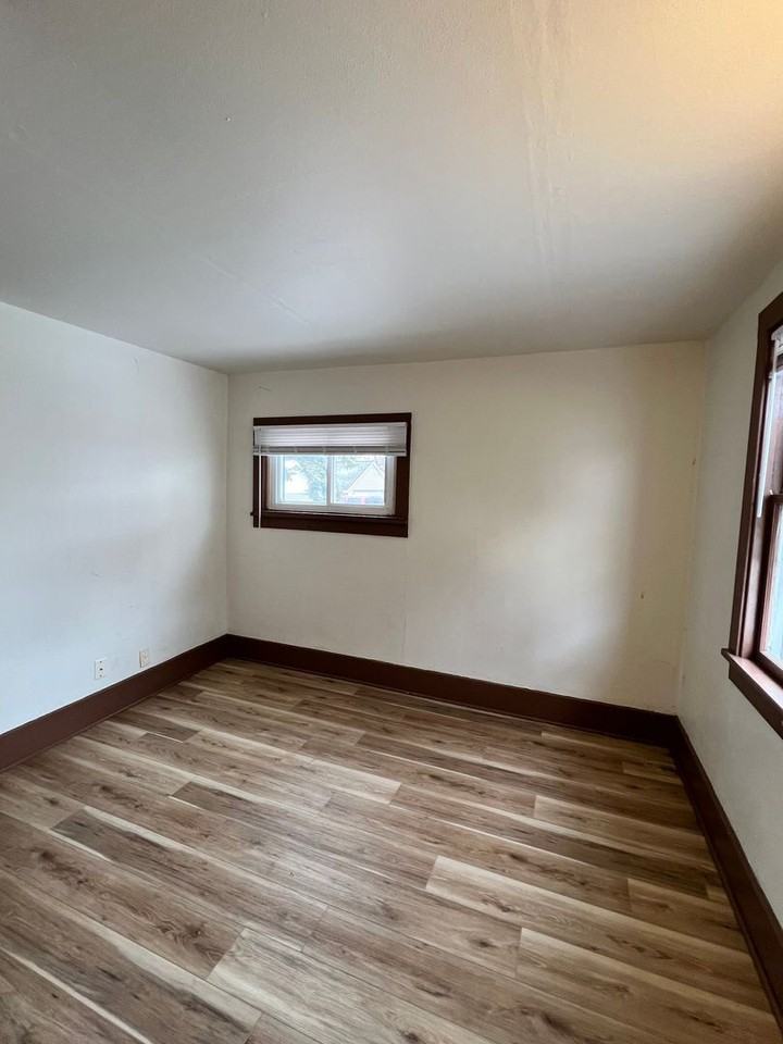 353 Bowen St - Photo 5 of 13