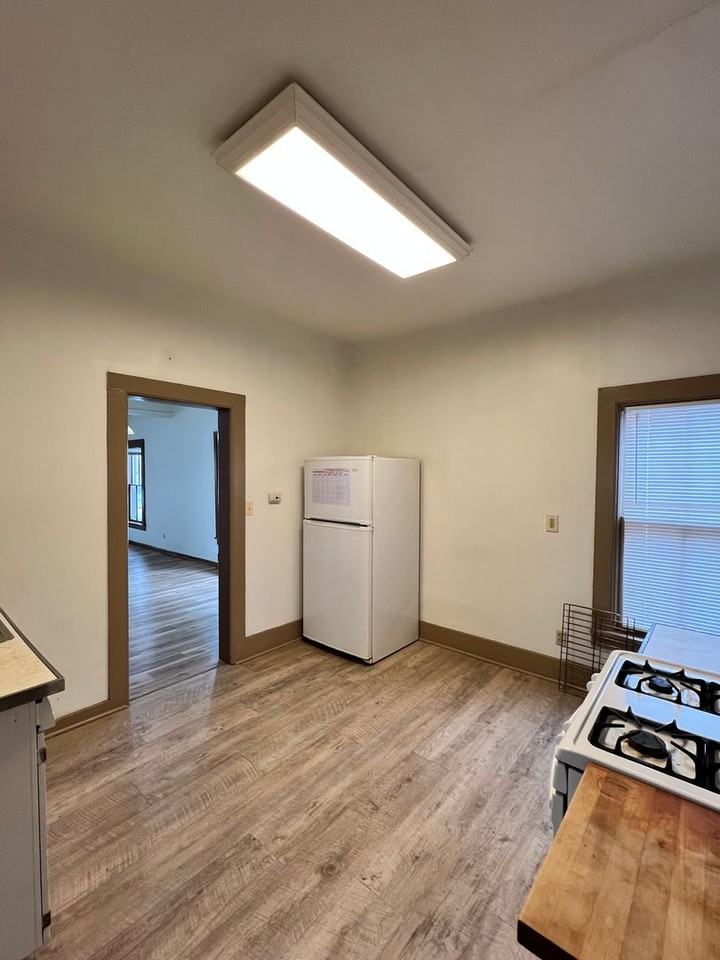 353 Bowen St - Photo 7 of 13