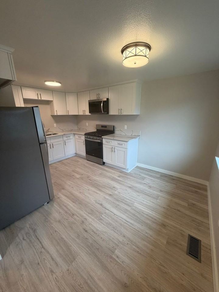 2840 Railroad St Se - Photo 2 of 22