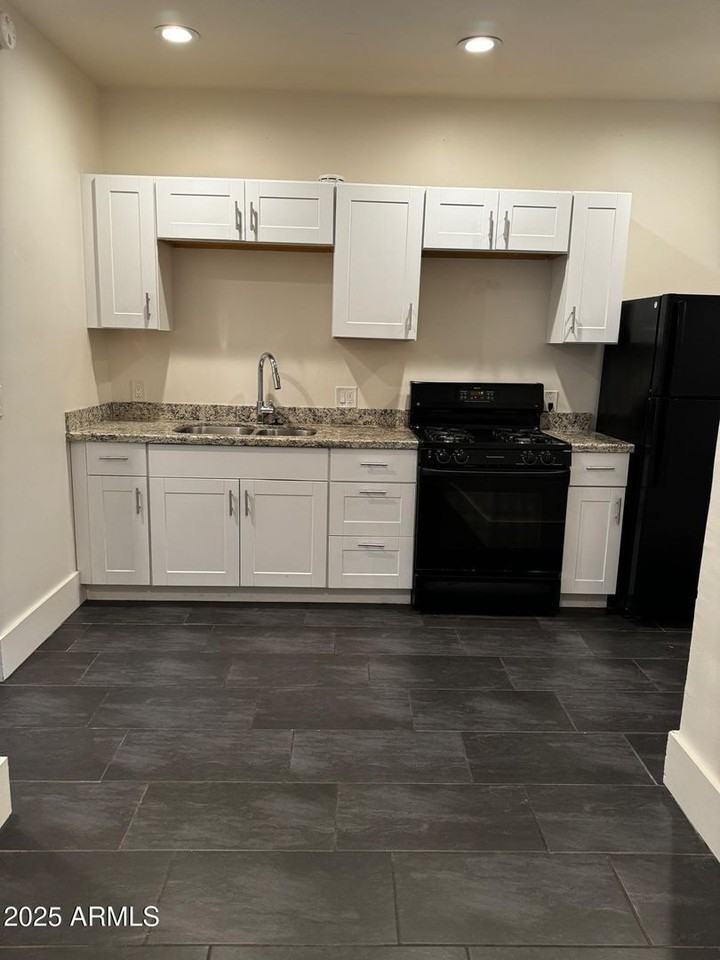 1147 E Portland St - Photo 5 of 9