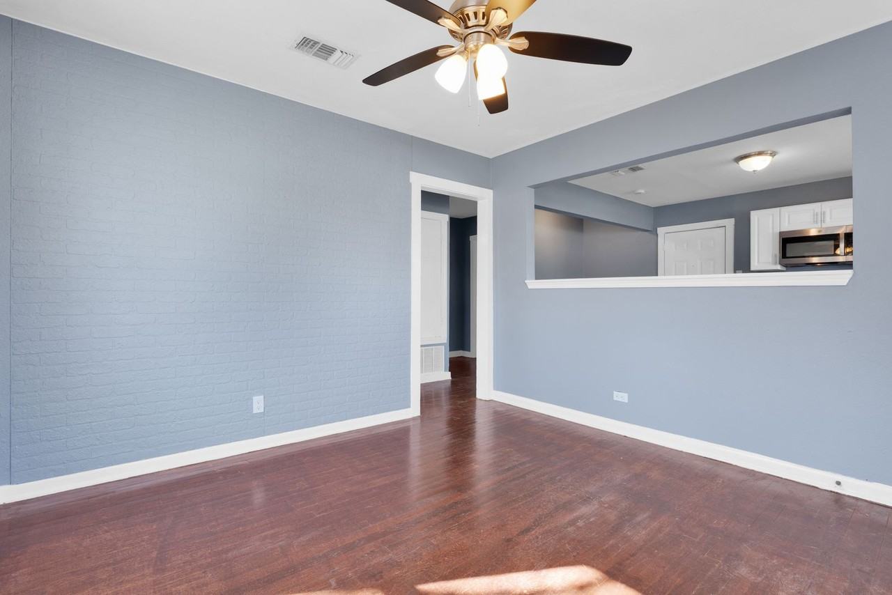 120 Bank St - Photo 4 of 17