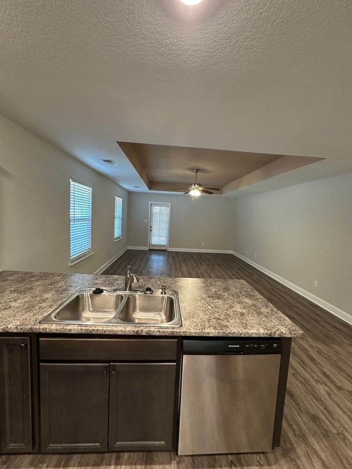 7843 Ferndale Dr - Photo 5 of 20