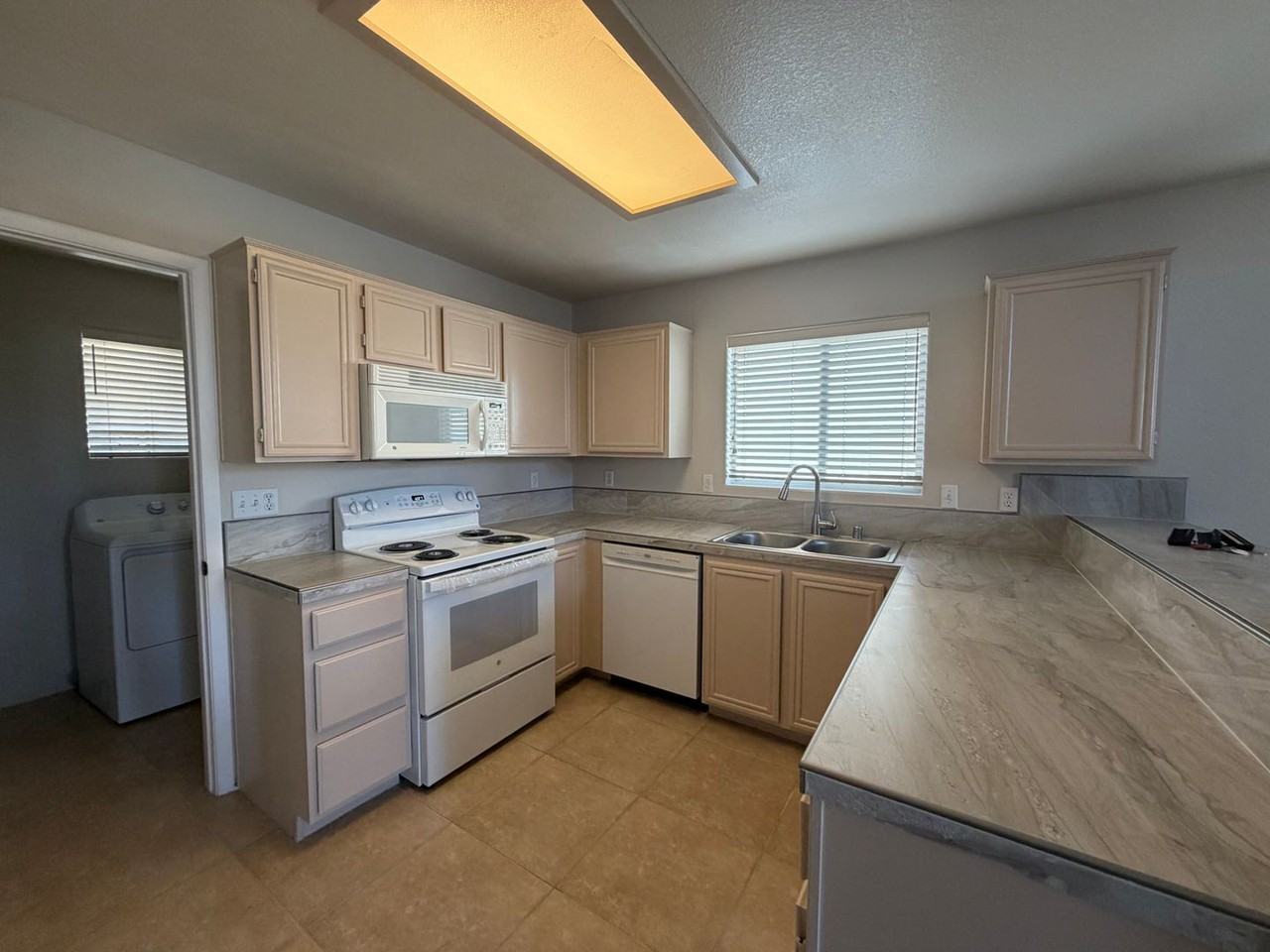 1020 Allure Dr - Photo 2 of 29
