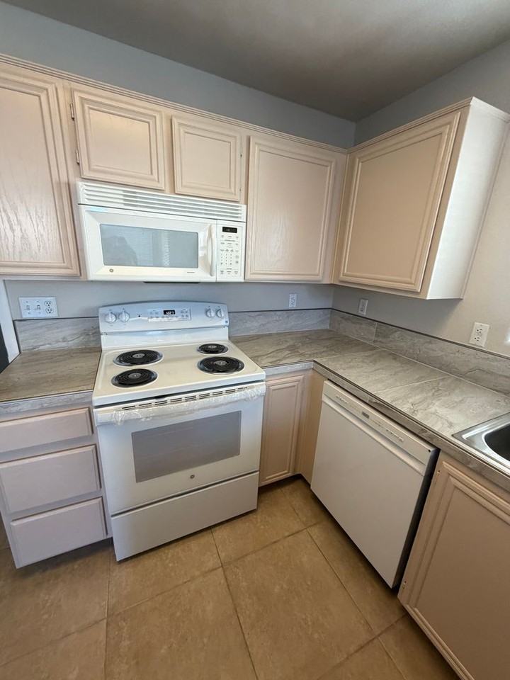 1020 Allure Dr - Photo 3 of 29