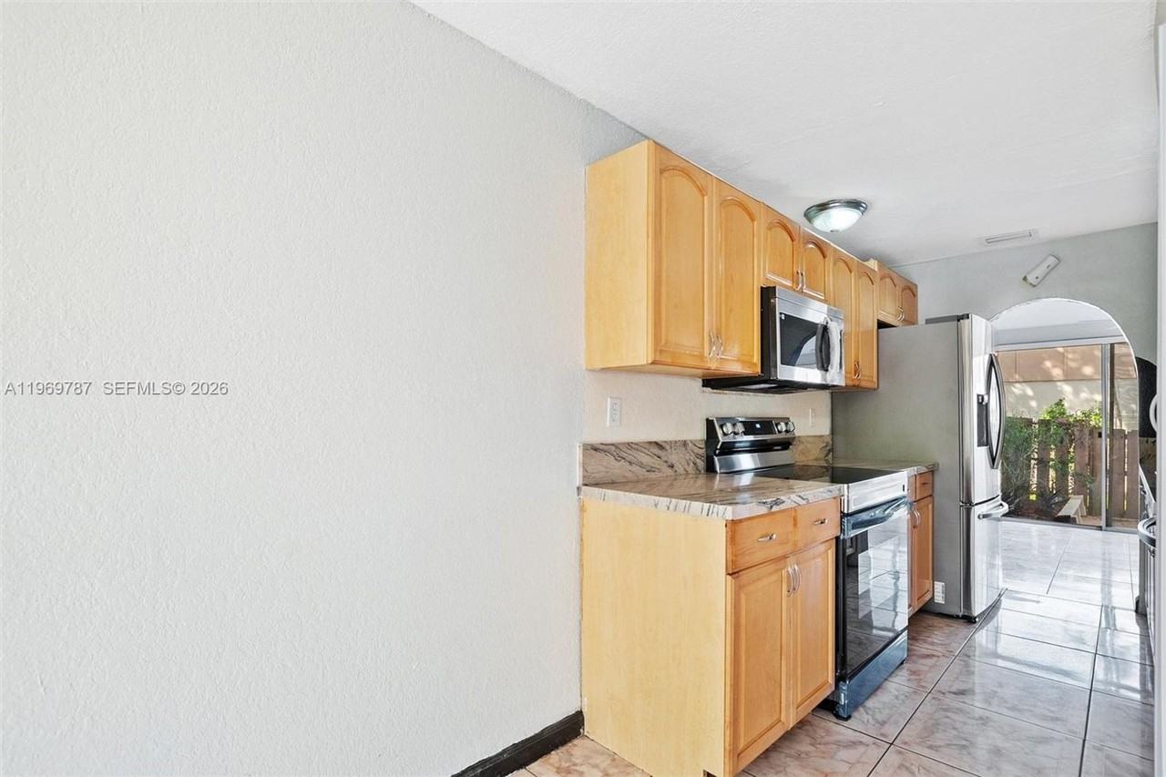 833 Nw 82nd Ave - Photo 2 of 21