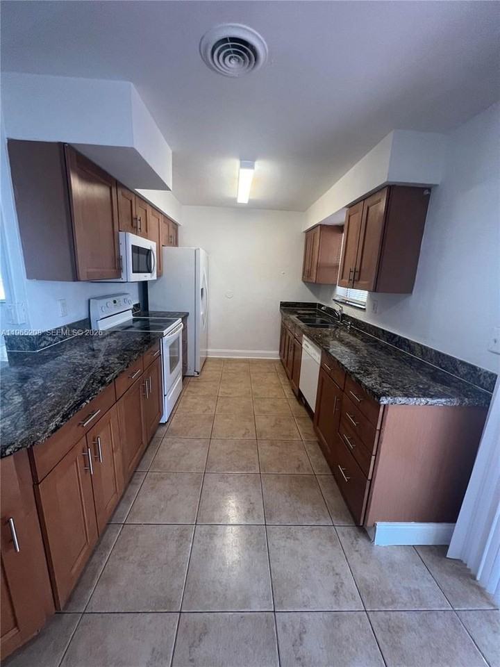 2010 N 61st Ave - Photo 2 of 10