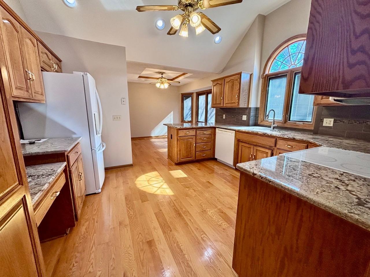 16306 Lafayette Ave - Photo 3 of 41