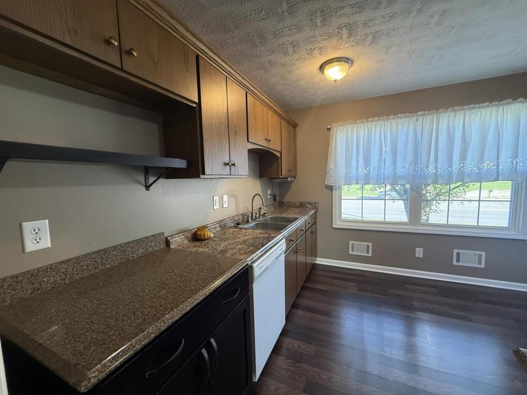 1402 N Miles St - Photo 3 of 17