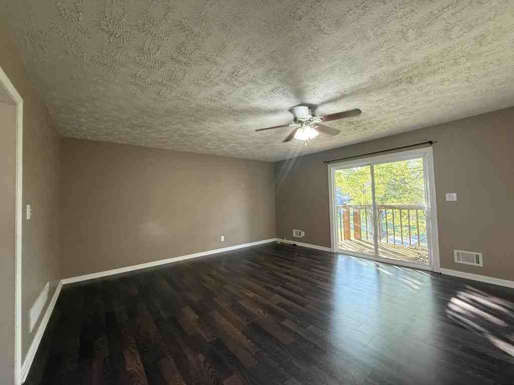 1402 N Miles St - Photo 5 of 17