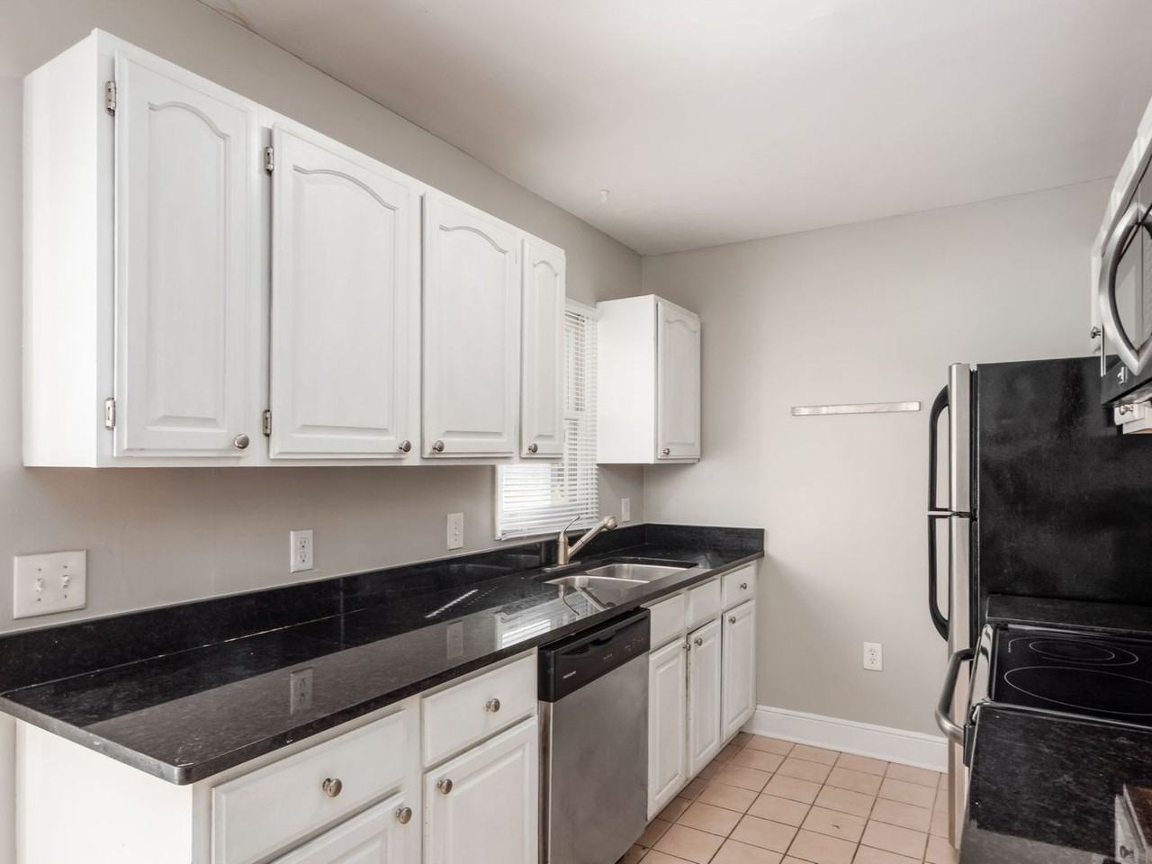 1208 Indianola Ave - Photo 4 of 24