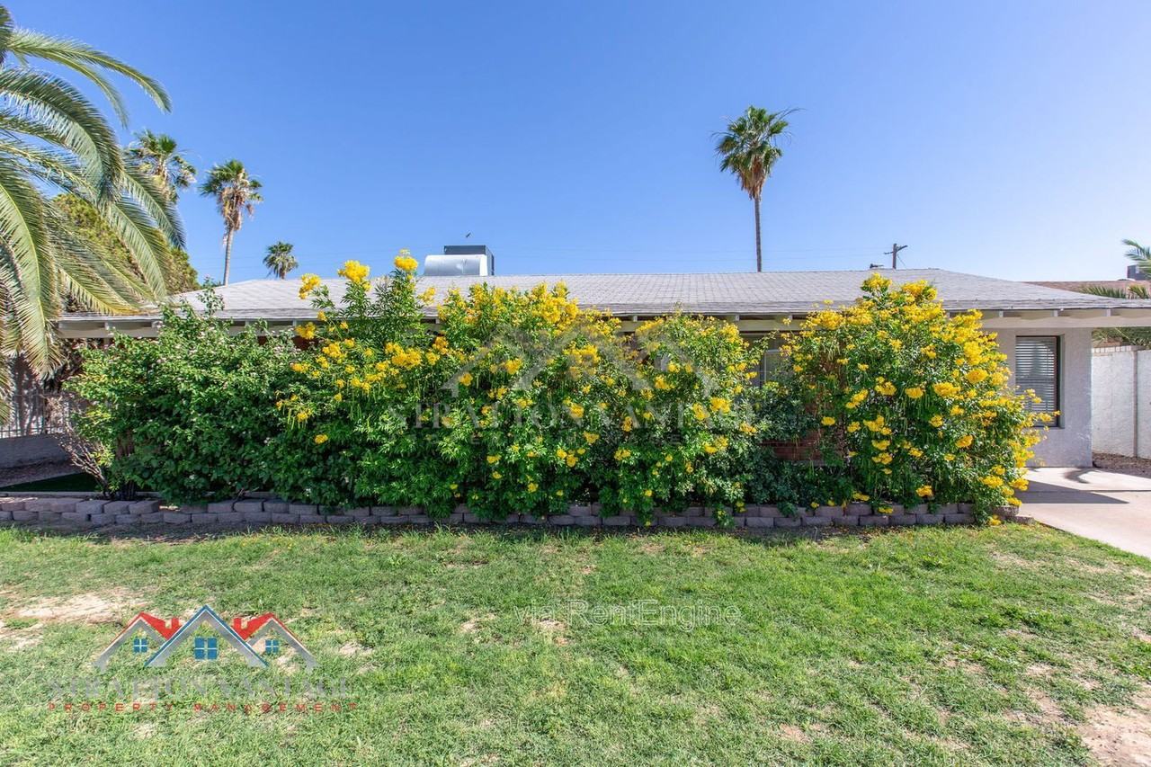 8119 E Amelia Ave - Photo 3 of 50