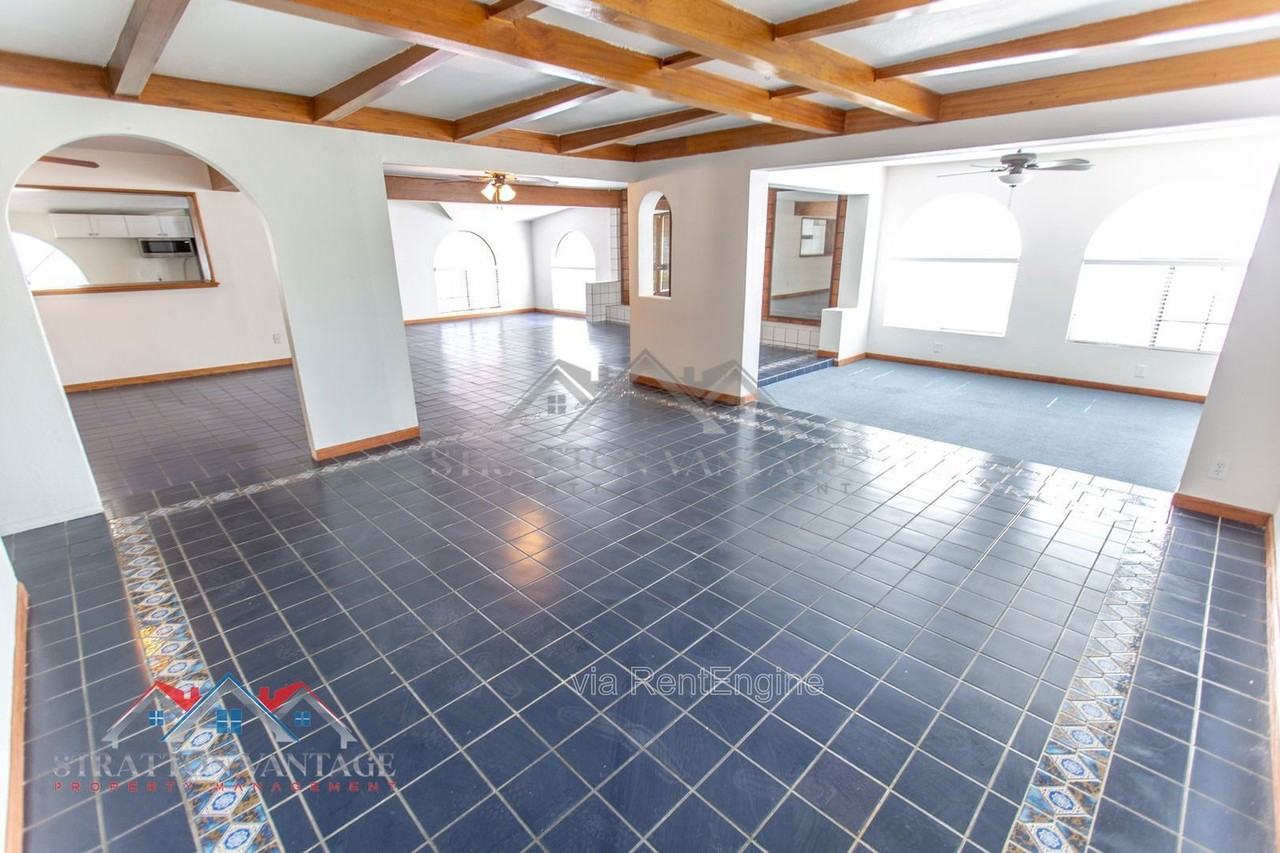 8119 E Amelia Ave - Photo 7 of 50