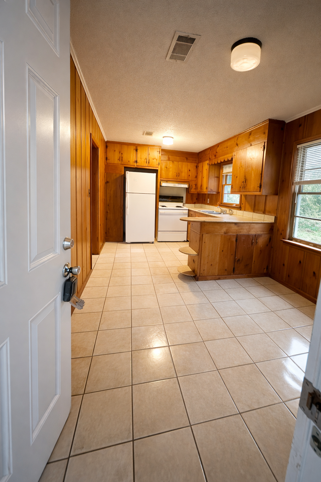 1201 W Main St #4 - Photo 5 of 8