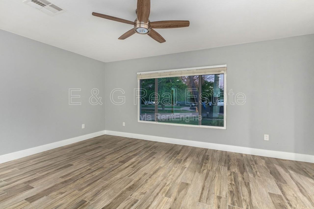 3520 S Poplar St - Photo 4 of 36