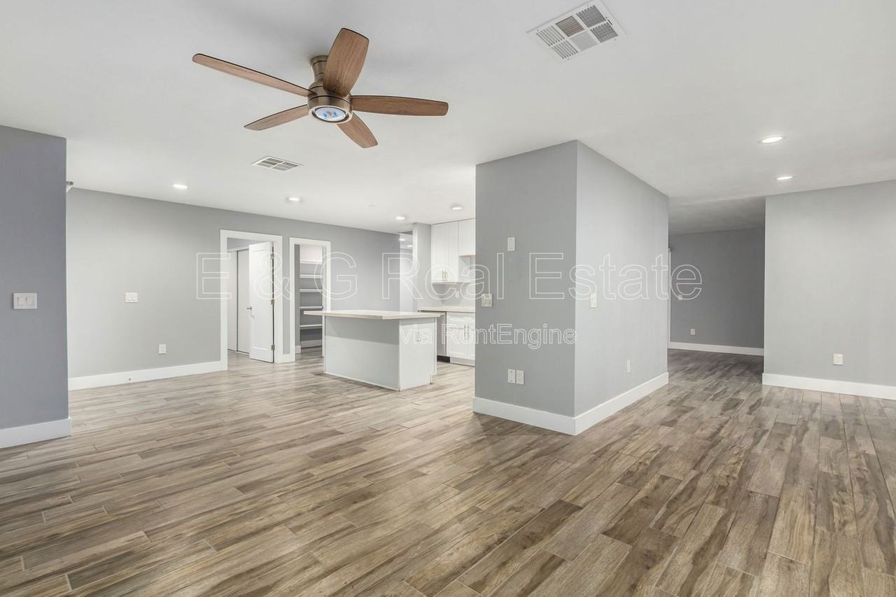 3520 S Poplar St - Photo 6 of 36