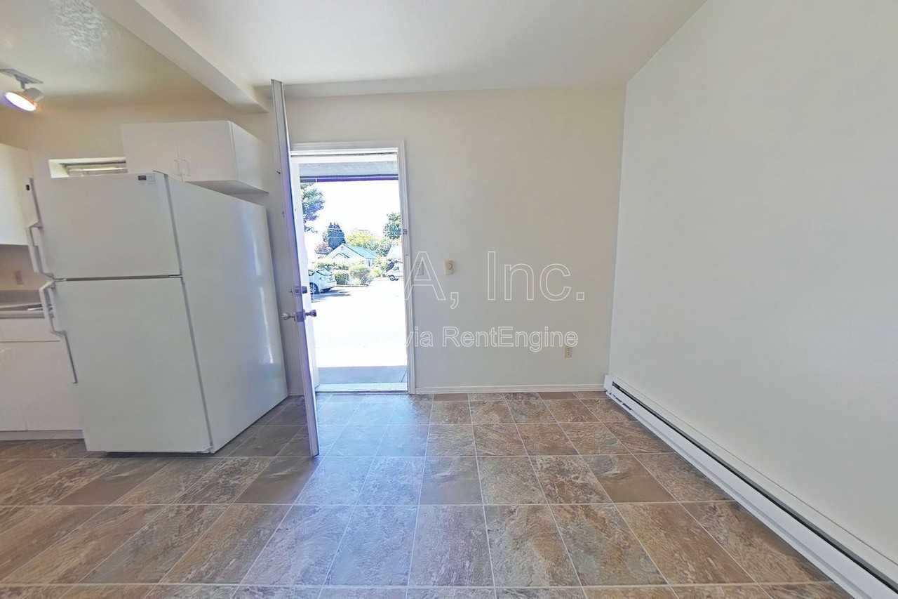 725 Sw 13th St #4 - Photo 2 of 10