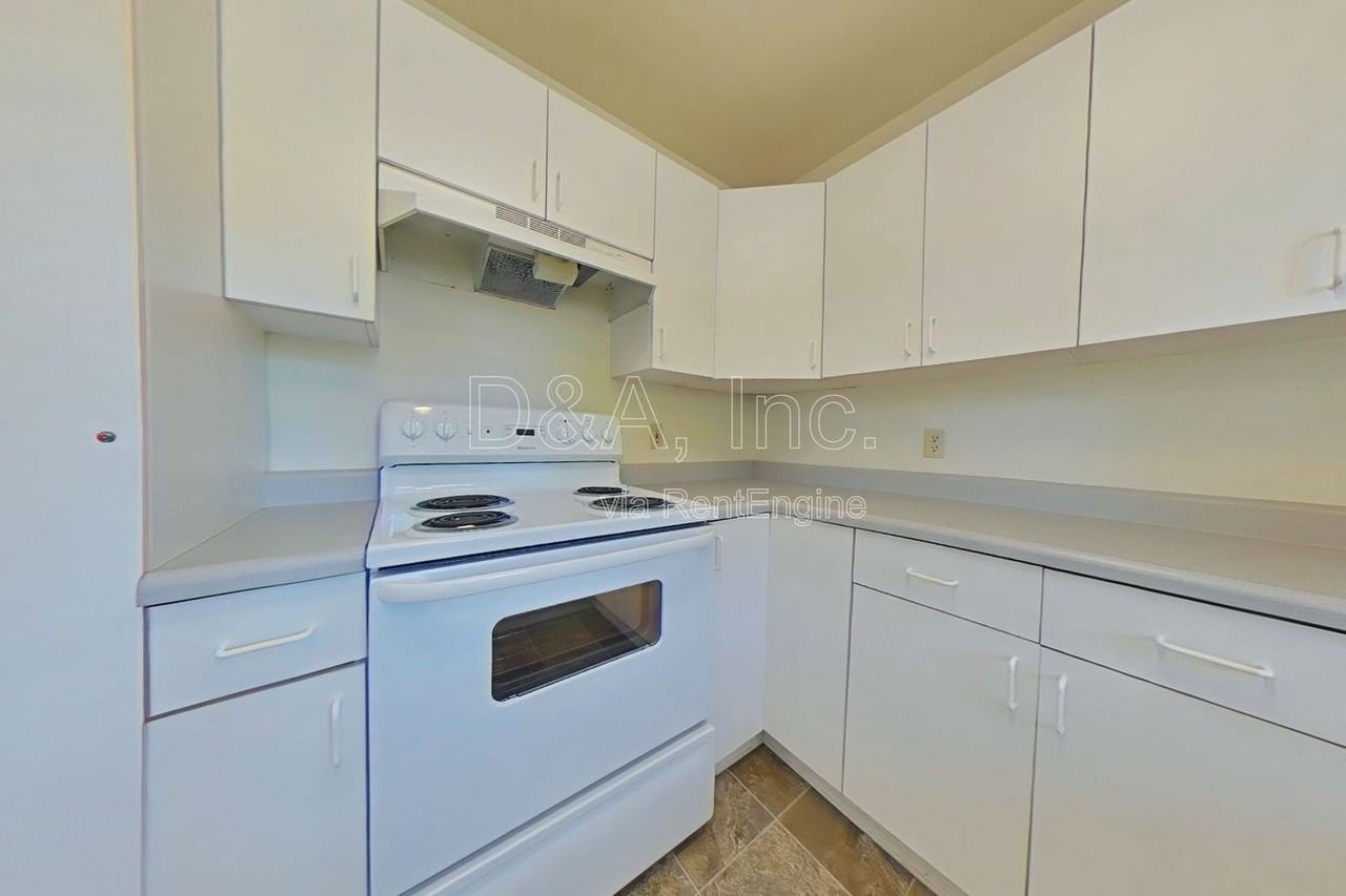 725 Sw 13th St #4 - Photo 4 of 10