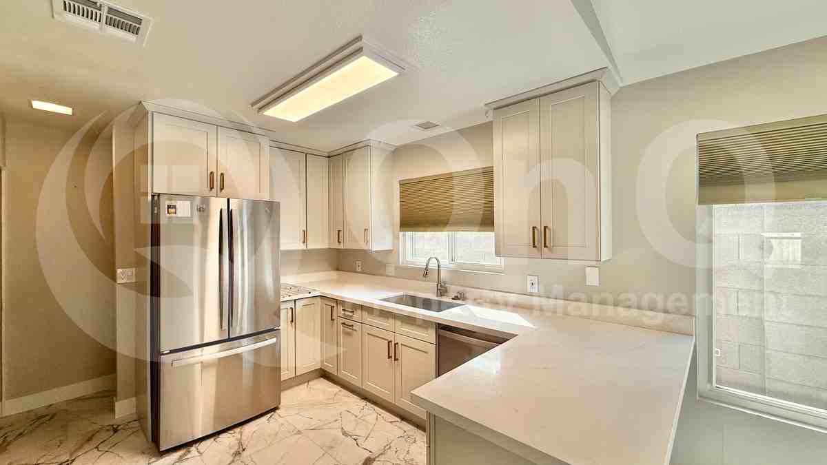 1510 E Taro Ln - Photo 3 of 21