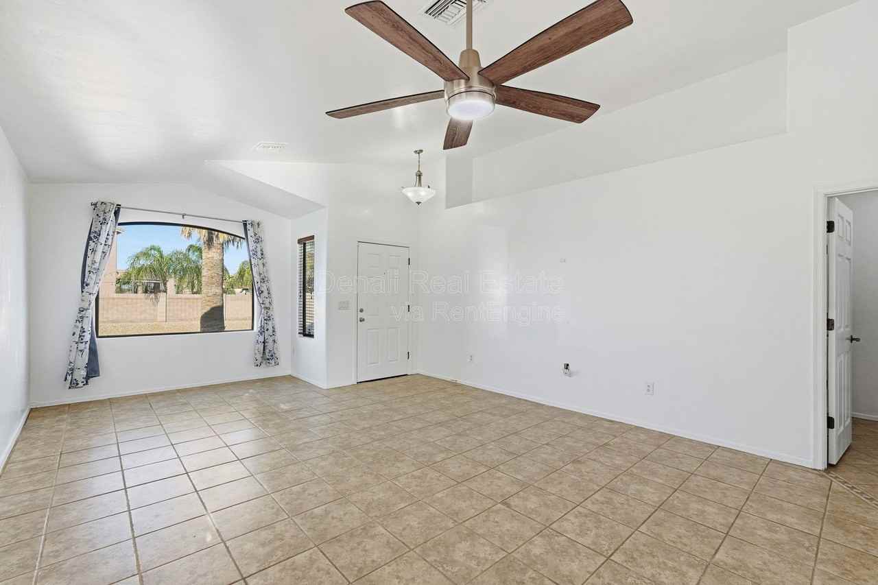 7159 S Providence Dr - Photo 4 of 37