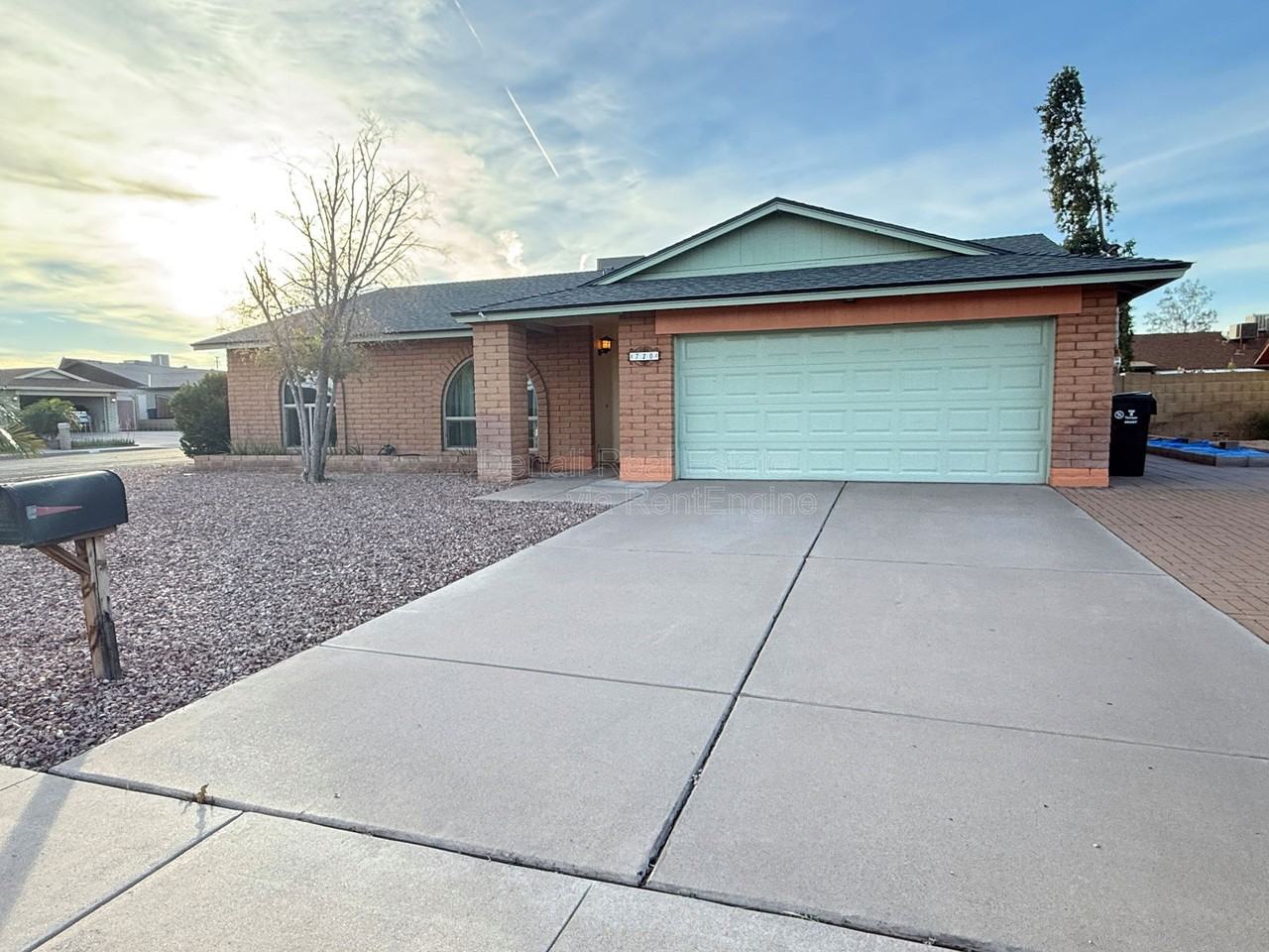 720 W Vaughn St - Photo 2 of 30