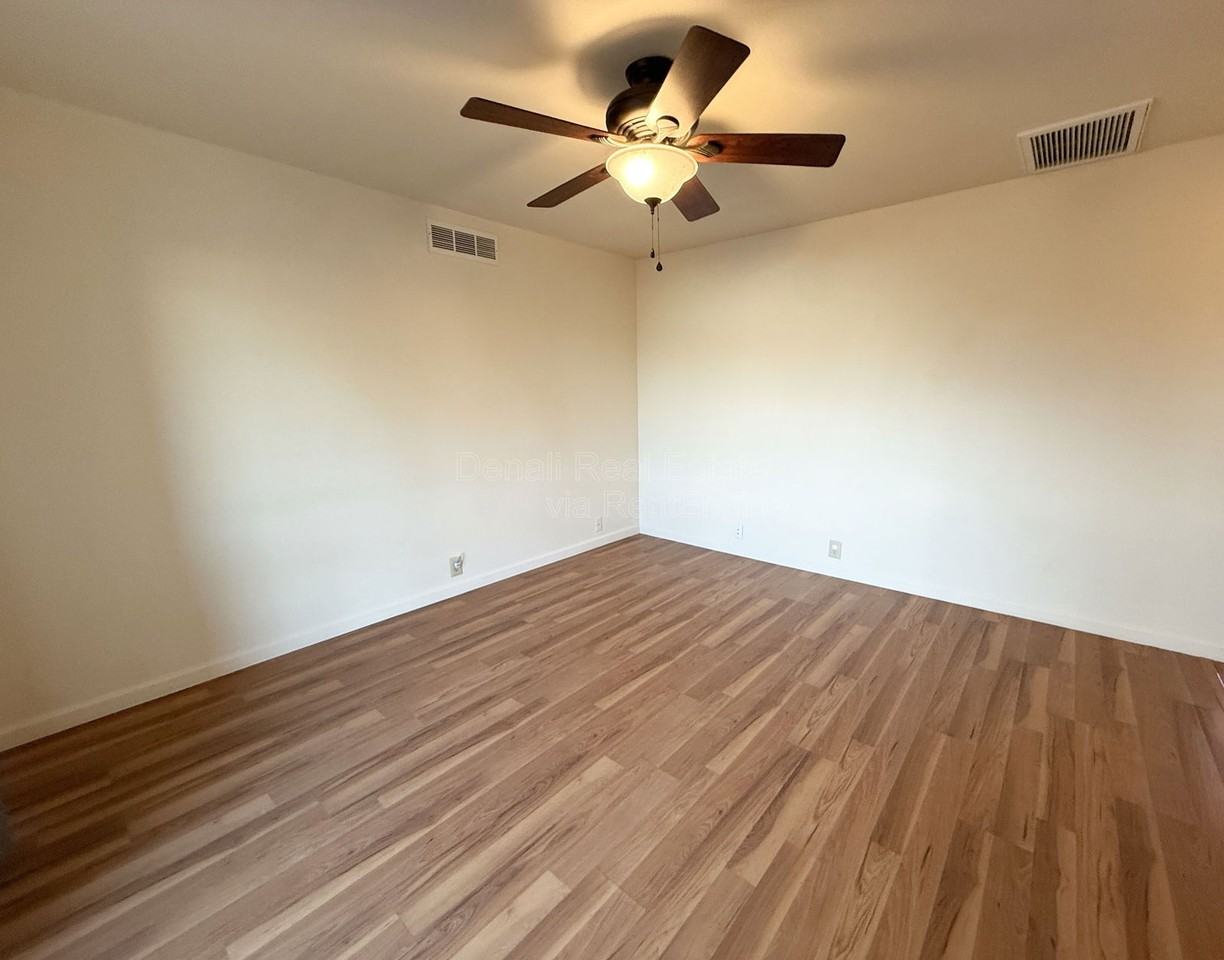 720 W Vaughn St - Photo 4 of 30