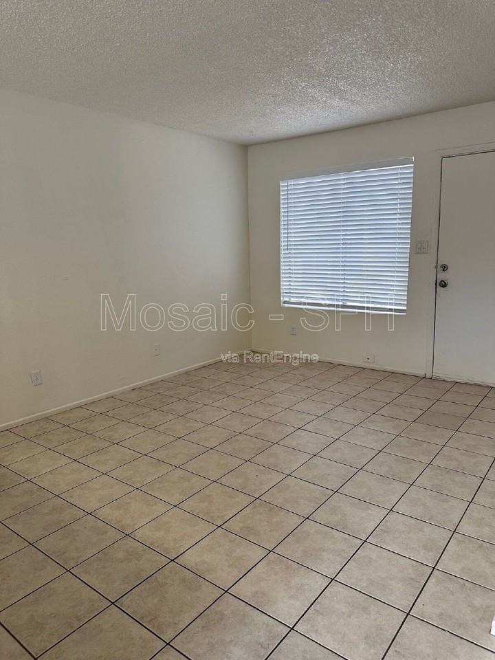 2440 E Waltann Ln #3 - Photo 3 of 8