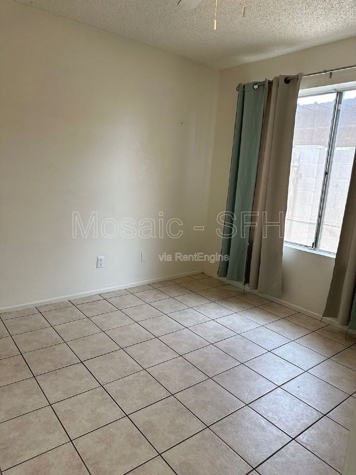 2440 E Waltann Ln #3 - Photo 6 of 8