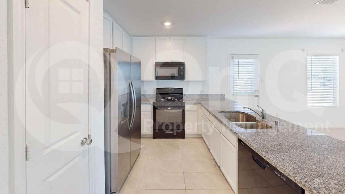 2916 Tibbles Dr - Photo 6 of 23