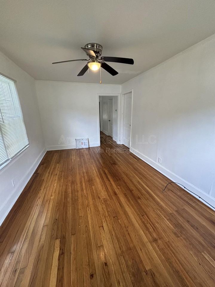 802 N Park St #B1 - Photo 3 of 13