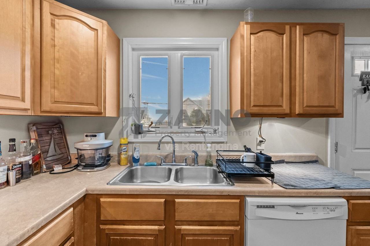 498 Park Ave - Photo 2 of 29