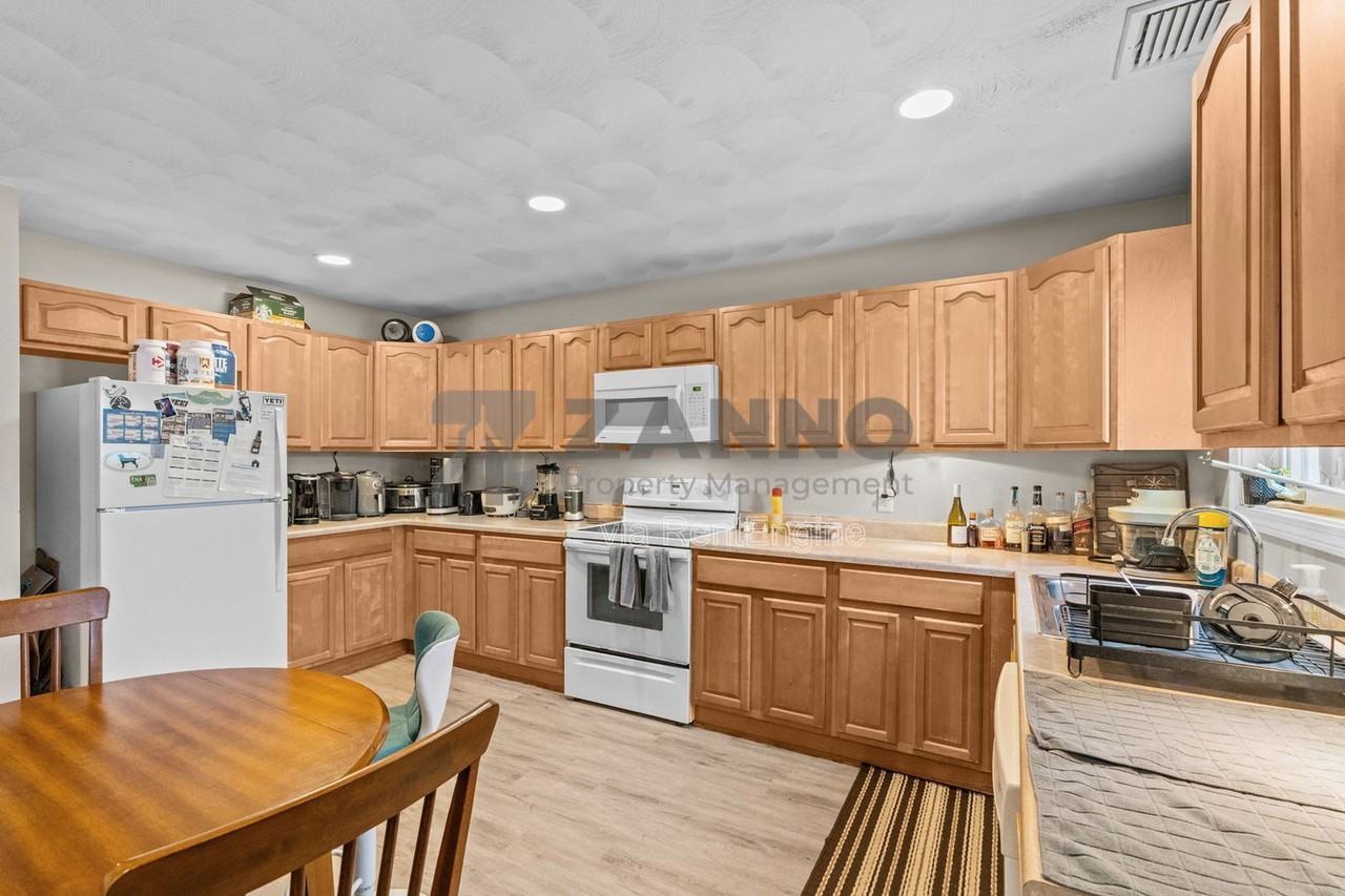 498 Park Ave - Photo 3 of 29