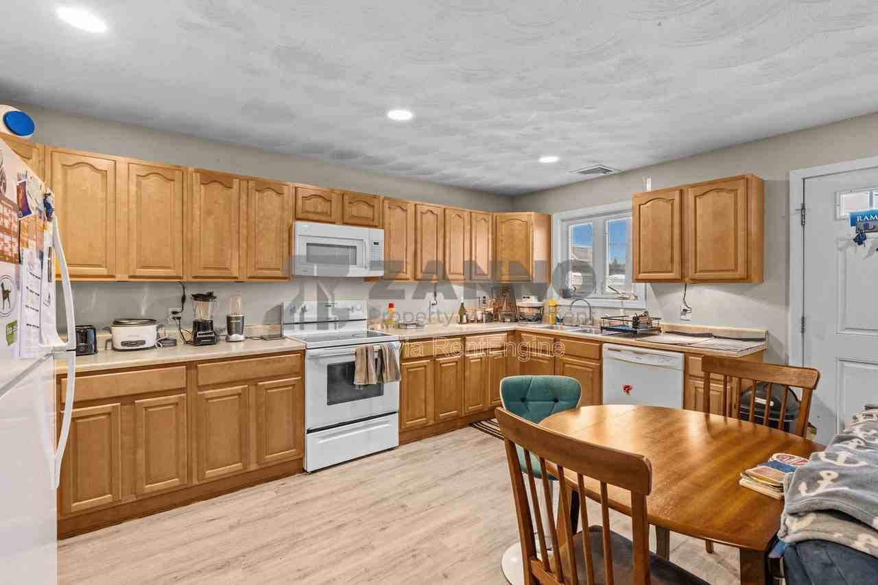 498 Park Ave - Photo 4 of 29