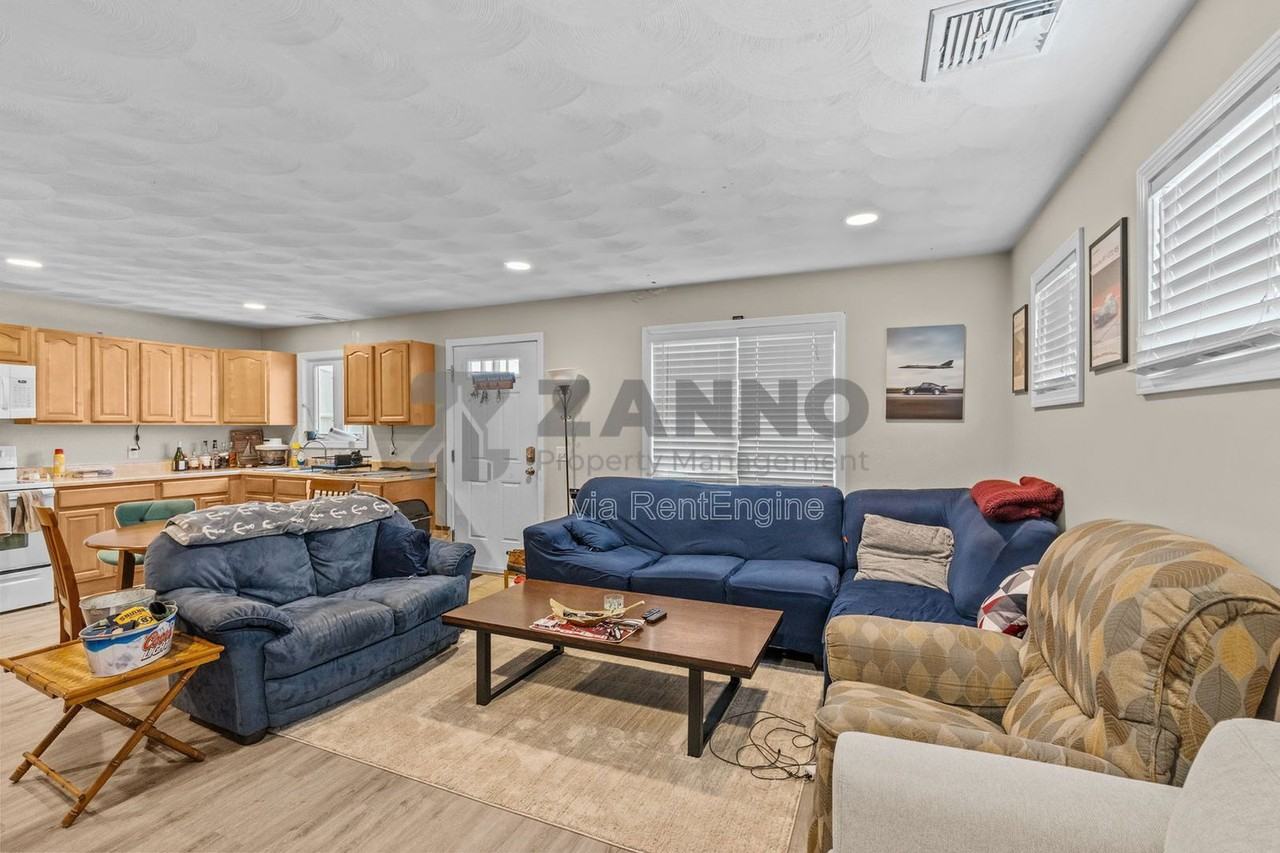 498 Park Ave - Photo 6 of 29