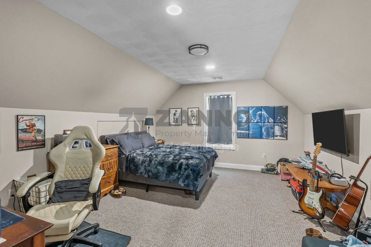 498 Park Ave - Photo 7 of 29