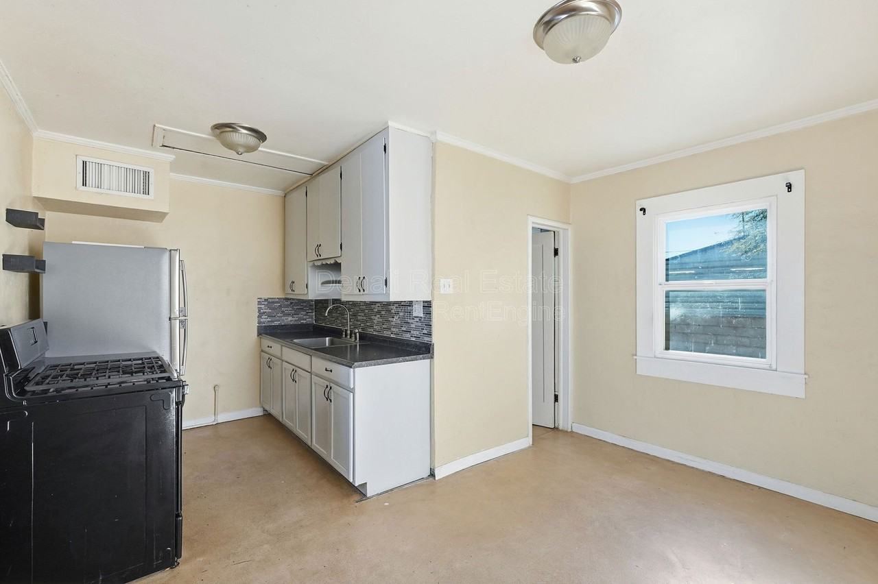 3226 E Bermuda St #2 - Photo 3 of 20