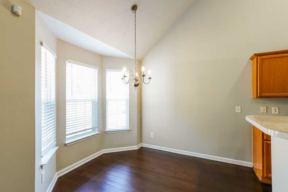 110 Lyndhurst Dr - Photo 6 of 17