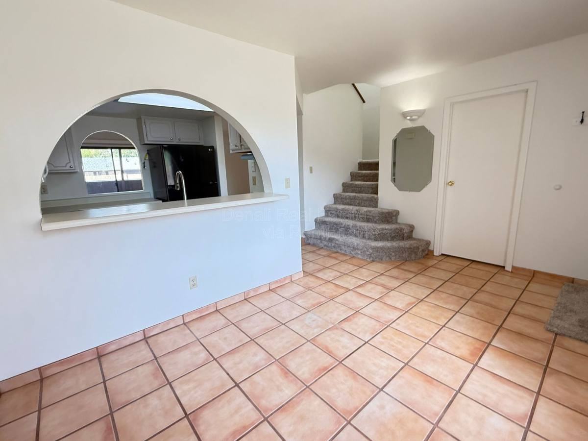 611 W 13th St - Photo 4 of 10