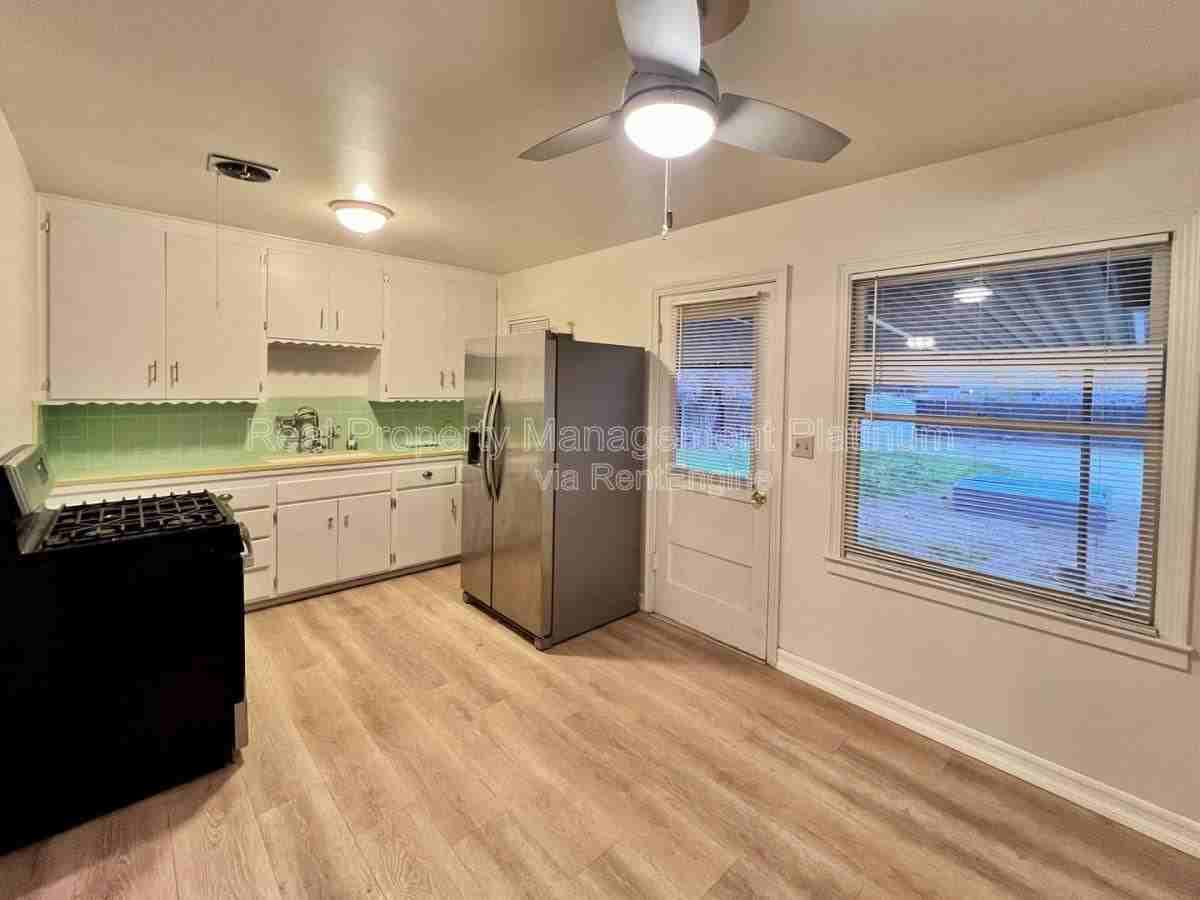 1132 W Saginaw Way - Photo 2 of 10