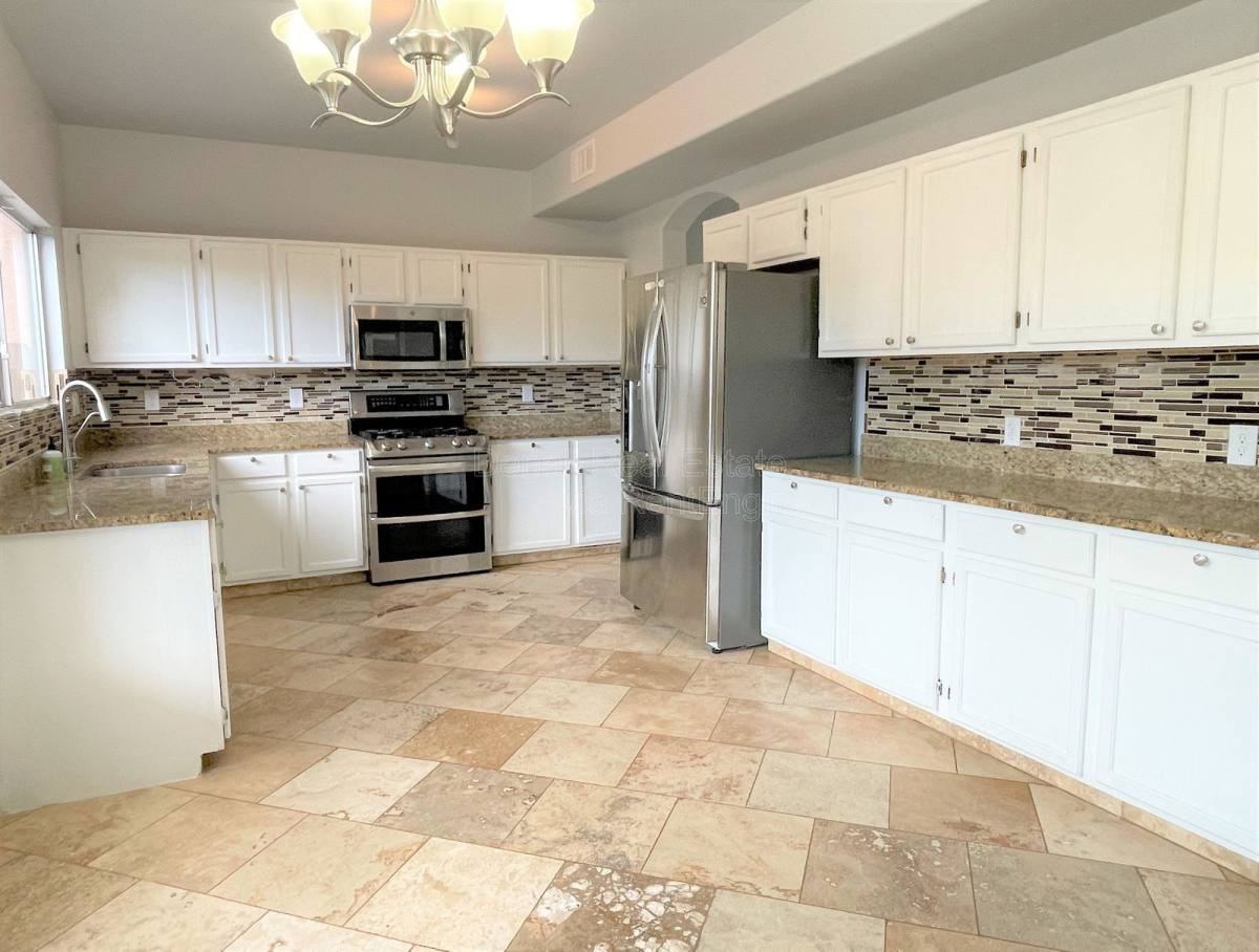 5164 W Ross Dr - Photo 3 of 10