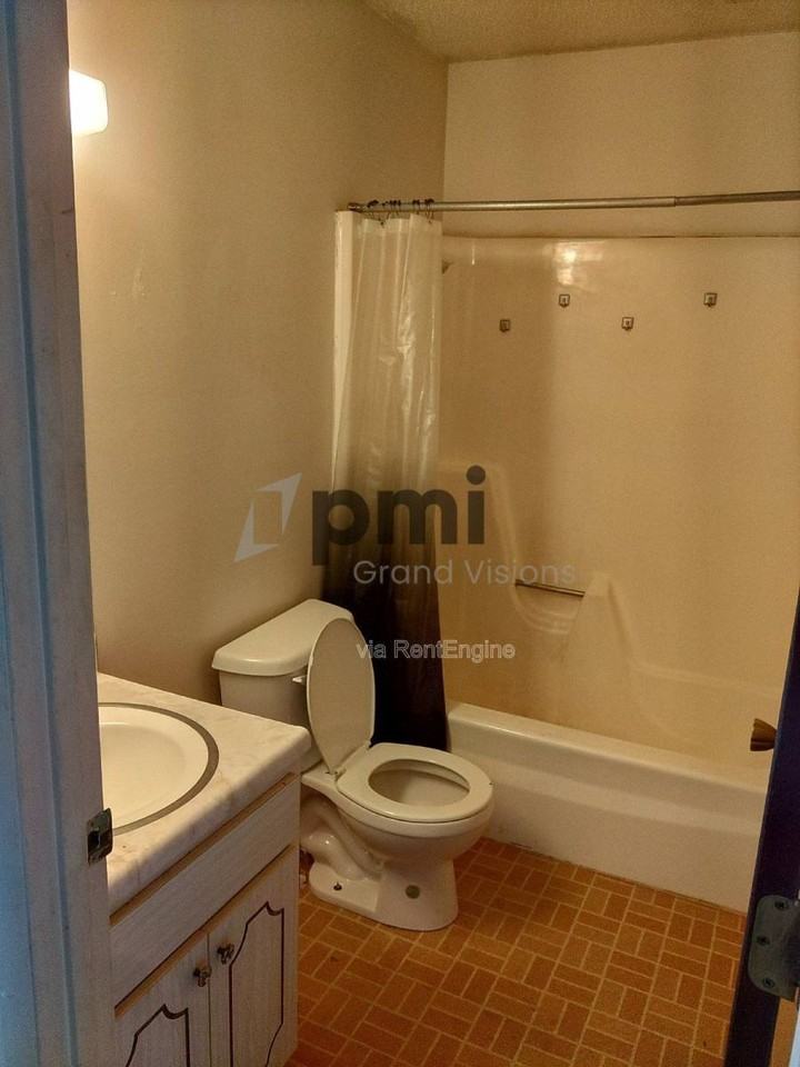 1305 18th St #5 - Photo 3 of 10